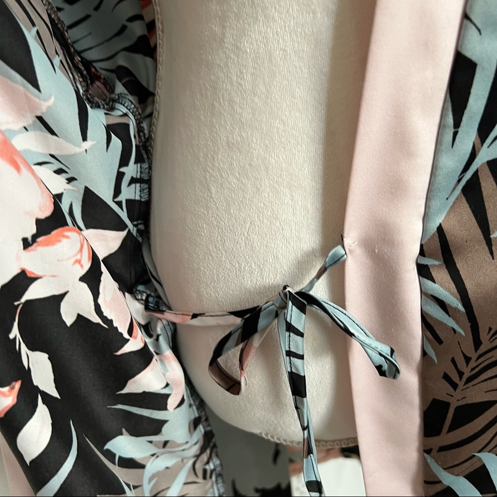 ⚠️SoLD⚠️Secret Treasures Fronds & Florals Belted Front Wrap Robe Short Sleeve - Picture 11 of 13
